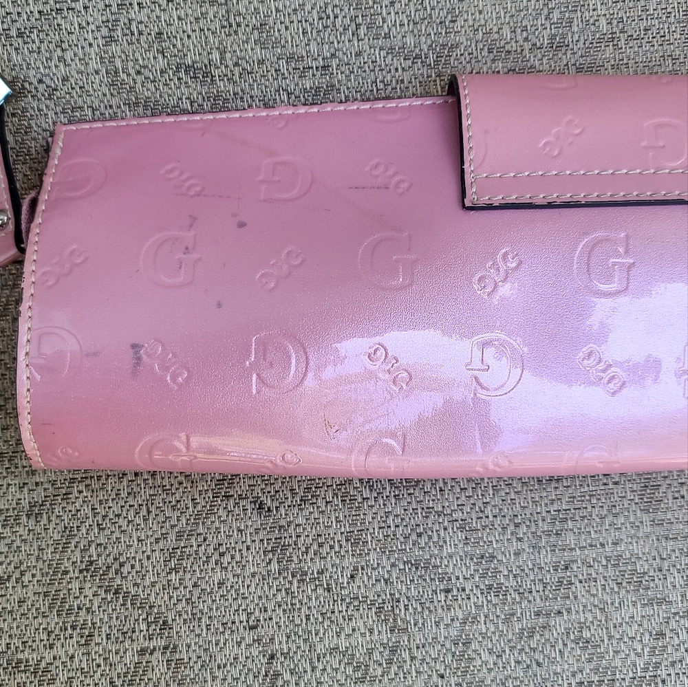 Guess pink patent leather embossed GG logo heart charm wristlet - Picture 2 of 13